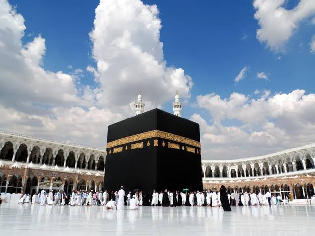 رحلات العمرة من الكويت: دليلك لاختيار الباقة المناسبة مع أركان